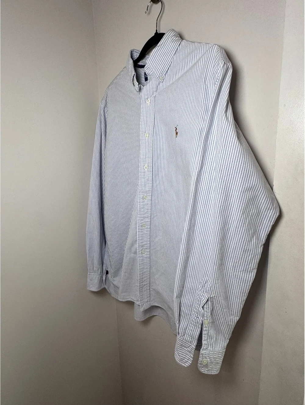 Ralph Lauren Men's Blue and White Striped Classic Fit Button-Up Shirt Size Large